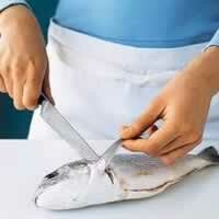 Как надо чистить рыбу